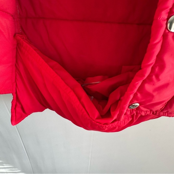 Vintage Red Puffer vest with built in windbreaker that tucks in pocket medium - Picture 7 of 12